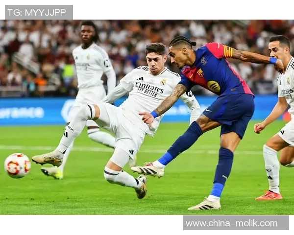 10月27日巴萨与皇马激战正酣比分揭晓引发球迷热议